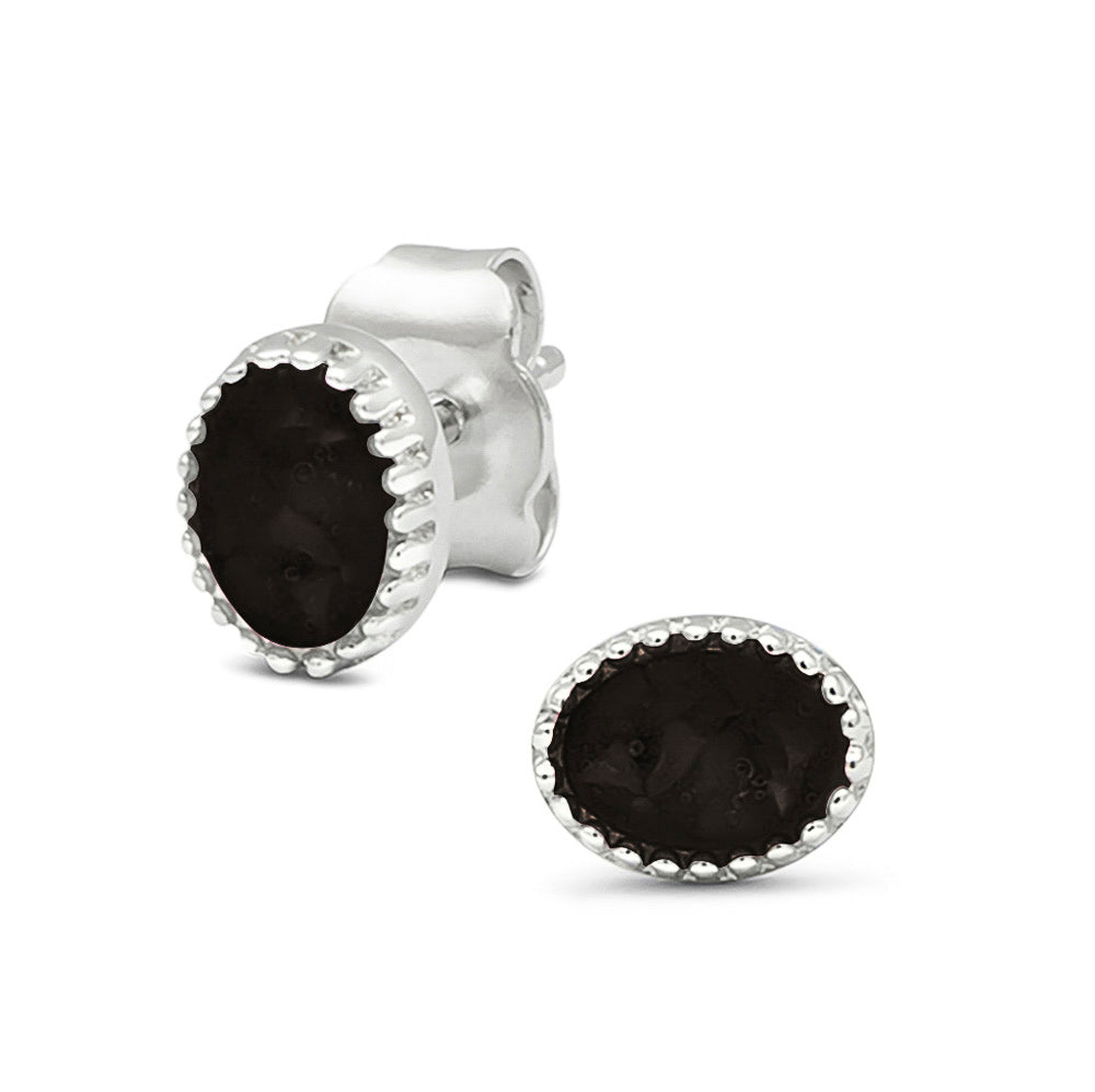 Ovaal gevormde oorstekers, aan de voorzijde zichtbaar gevuld met as of haar. Black