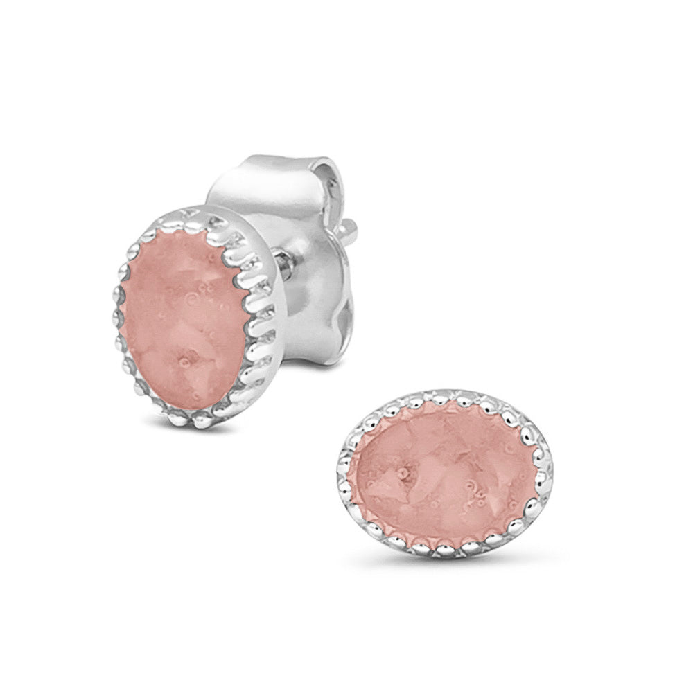 Ovaal gevormde oorstekers, aan de voorzijde zichtbaar gevuld met as of haar. Blush