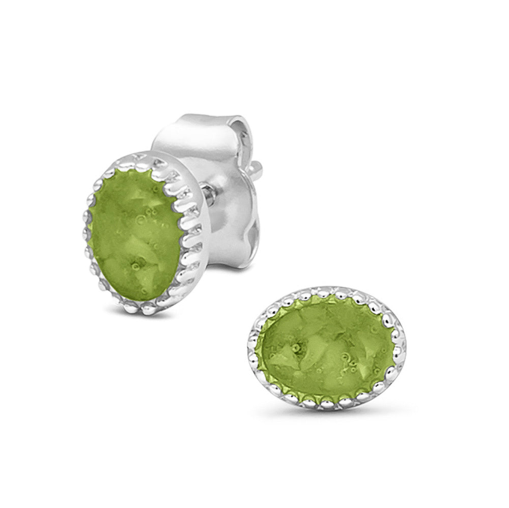 Ovaal gevormde oorstekers, aan de voorzijde zichtbaar gevuld met as of haar. Green