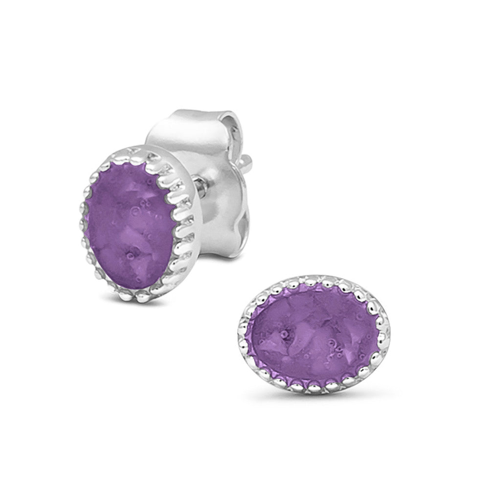 Ovaal gevormde oorstekers, aan de voorzijde zichtbaar gevuld met as of haar. Purple