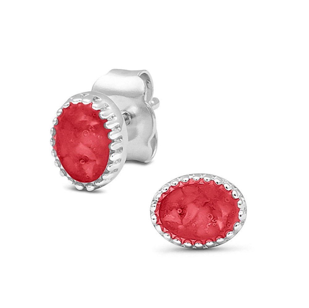 Ovaal gevormde oorstekers, aan de voorzijde zichtbaar gevuld met as of haar. Red