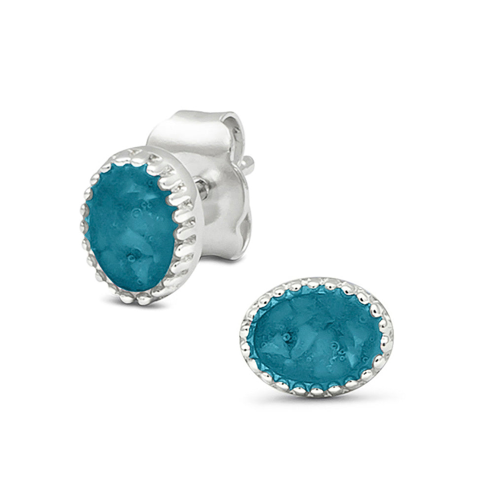 Ovaal gevormde oorstekers, aan de voorzijde zichtbaar gevuld met as of haar. Turquoise