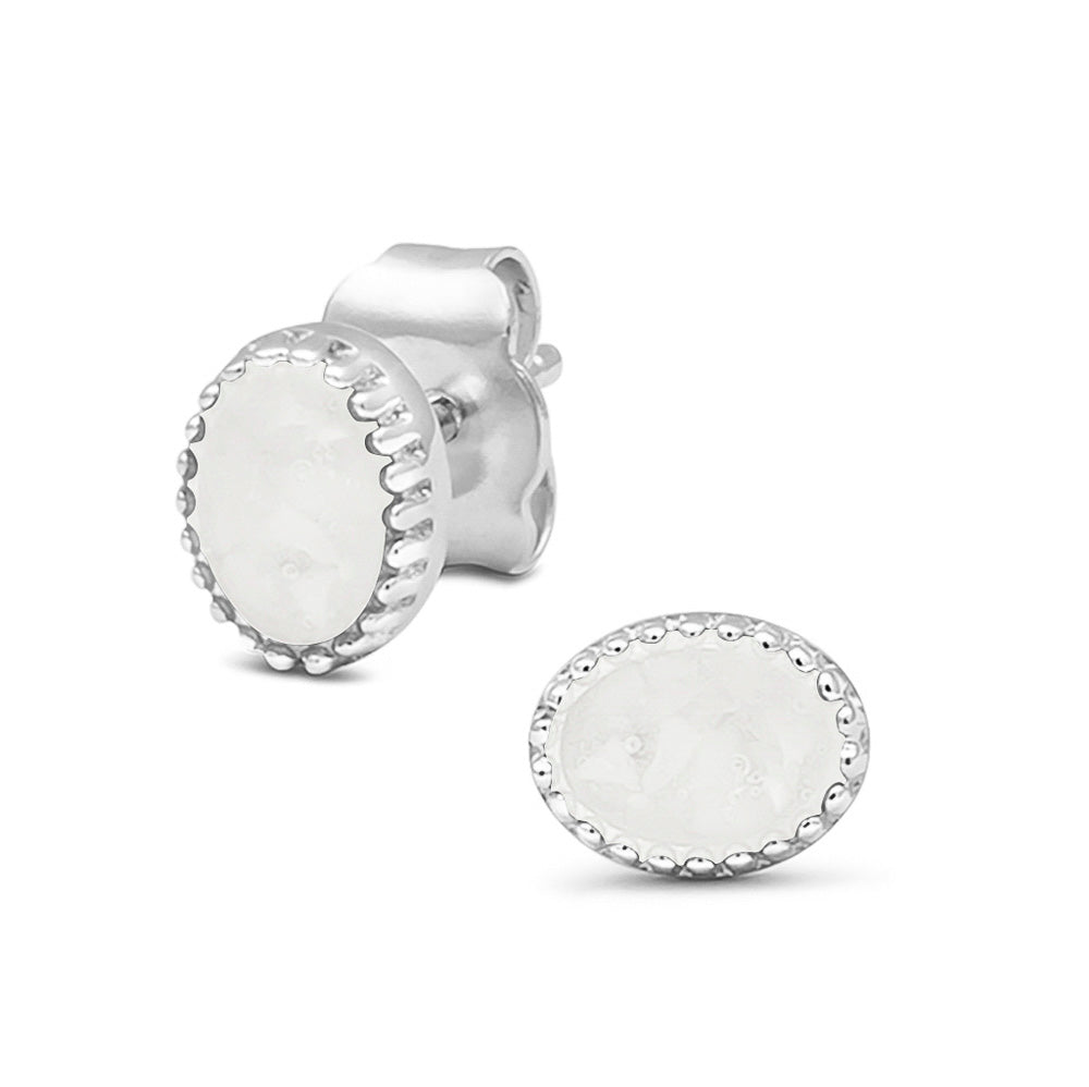 Ovaal gevormde oorstekers, aan de voorzijde zichtbaar gevuld met as of haar. White