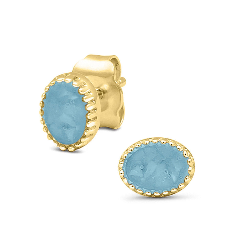 Ovaal gevormde oorstekers, aan de voorzijde zichtbaar gevuld met as of haar. Baby