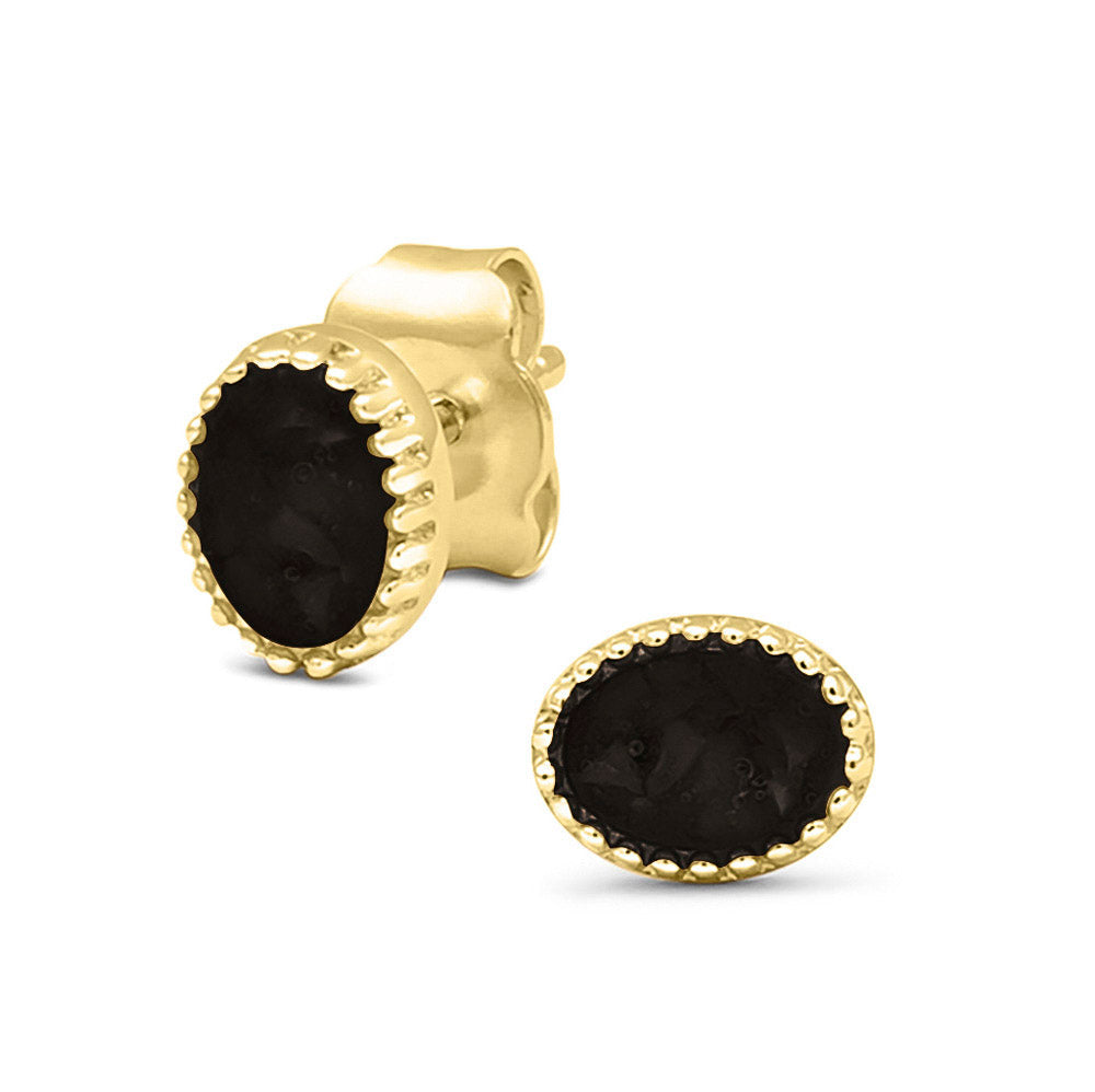 Ovaal gevormde oorstekers, aan de voorzijde zichtbaar gevuld met as of haar. Black