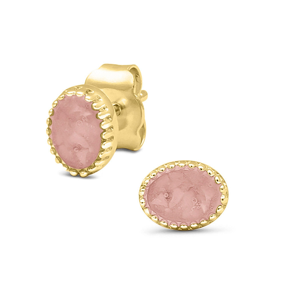 Ovaal gevormde oorstekers, aan de voorzijde zichtbaar gevuld met as of haar. Blush