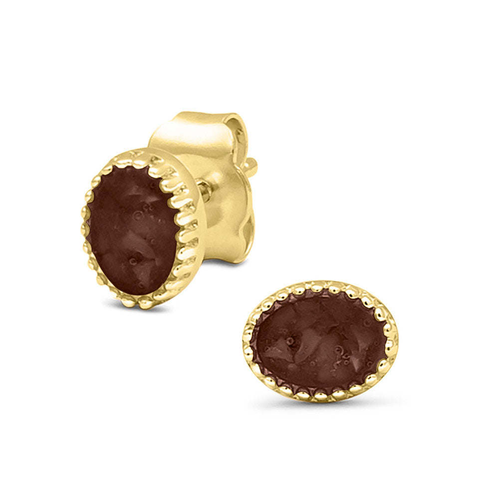 Ovaal gevormde oorstekers, aan de voorzijde zichtbaar gevuld met as of haar. Brown