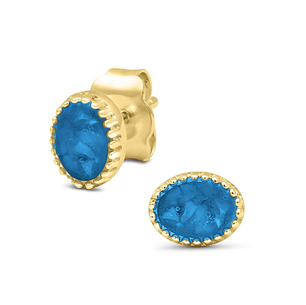 Ovaal gevormde oorstekers, aan de voorzijde zichtbaar gevuld met as of haar. Marine