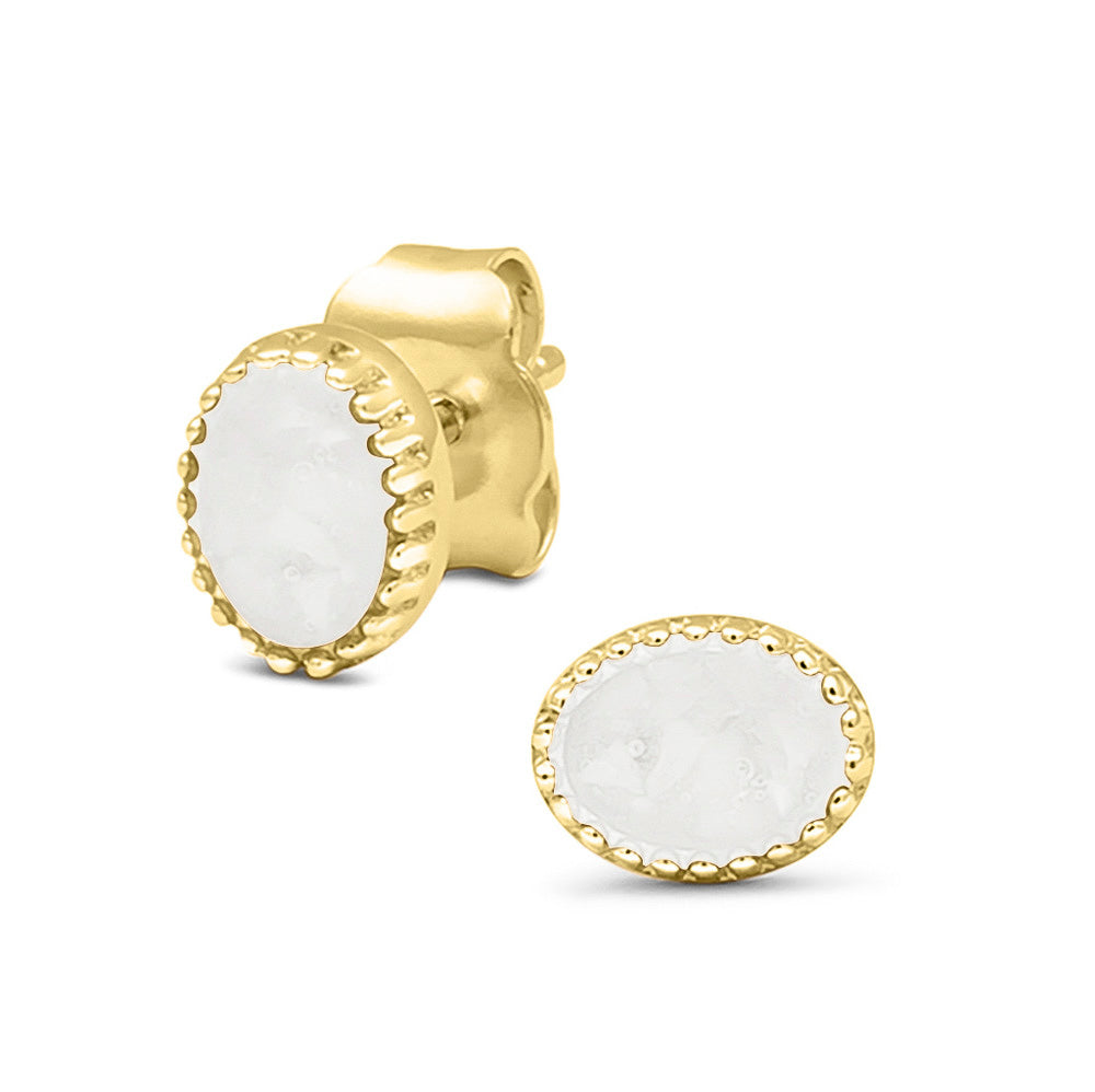 Ovaal gevormde oorstekers, aan de voorzijde zichtbaar gevuld met as of haar. White