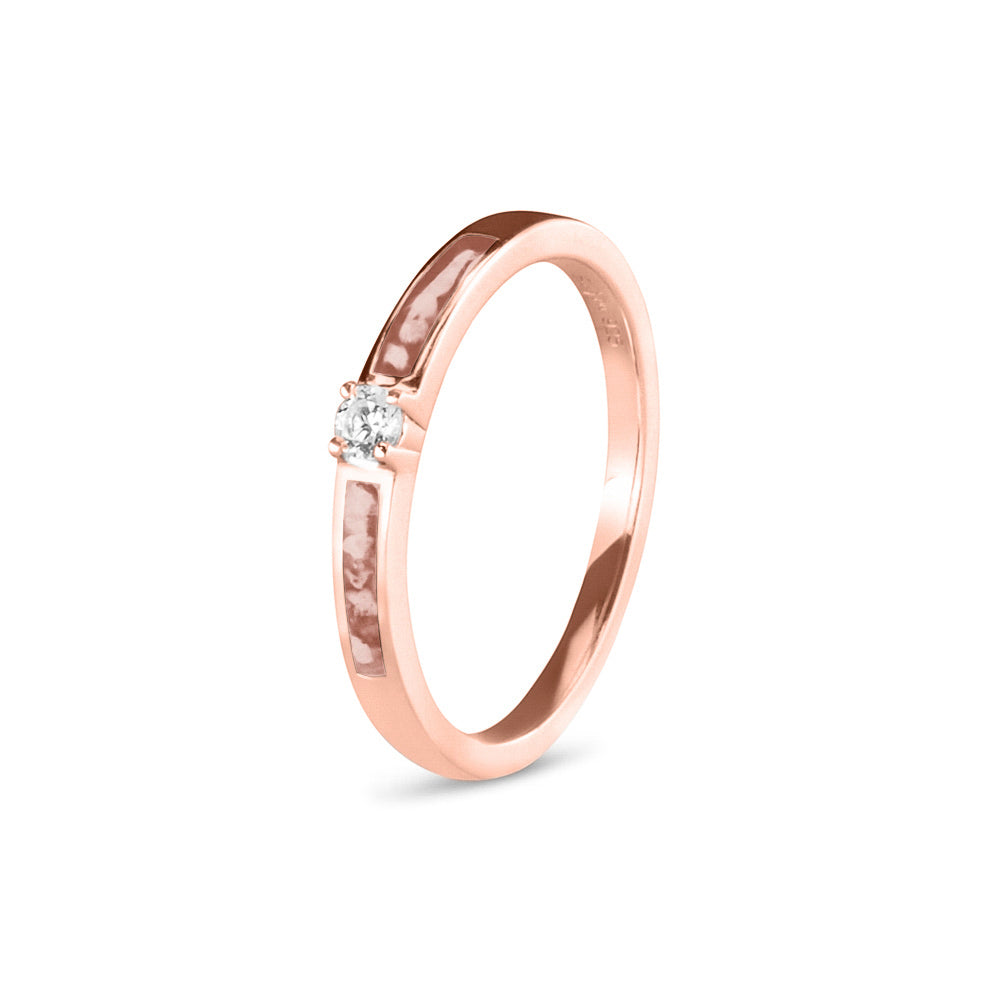 Gedenksieraad, ring 3 mm met (zirkonia of diamant), geflankeerd door twee compartimenten waar zichtbaar as of haar  in verwerkt wordt. Blush