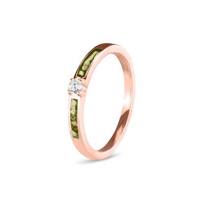 Gedenksieraad, ring 3 mm met (zirkonia of diamant), geflankeerd door twee compartimenten waar zichtbaar as of haar  in verwerkt wordt. Olive