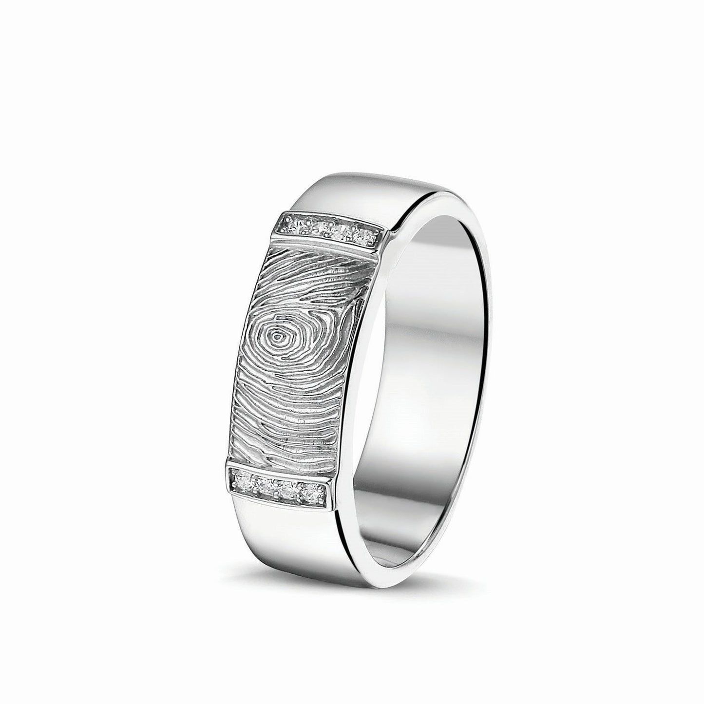Ring 7 mm met een rechthoekig vlak aan de bovenzijde voorzien van een vingerafdruk, afgewerkt aan de randen met zirkonia's. Het is een tijdloos gedenksieraad en is te bestellen in zilver, 14 en 18 KT geelgoud,roségoud en witgoud.