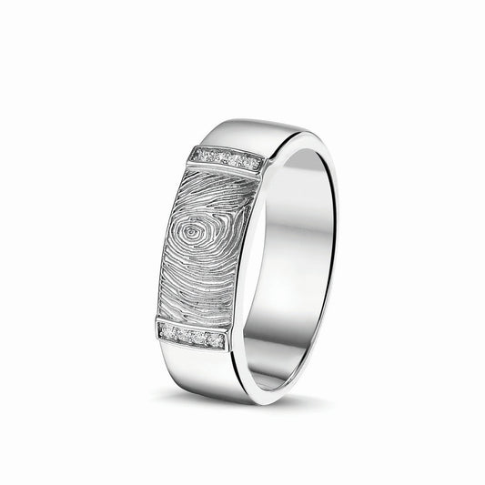 Ring 7 mm met een rechthoekig vlak aan de bovenzijde voorzien van een vingerafdruk, afgewerkt aan de randen met zirkonia's. Het is een tijdloos gedenksieraad en is te bestellen in zilver, 14 en 18 KT geelgoud,roségoud en witgoud.