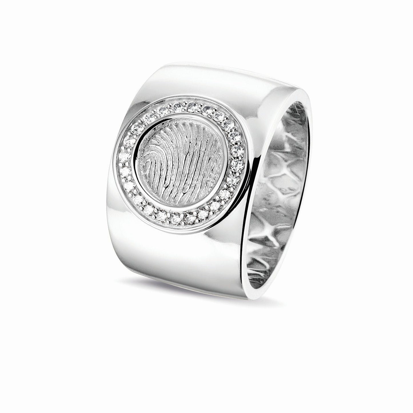 Ring 14 KT witgoud met rond vlak aan de bovenzijde voorzien van een vingerafdruk afgewerkt aan de randen met zirkonia's. Het is een tijdloos gedenksieraad.