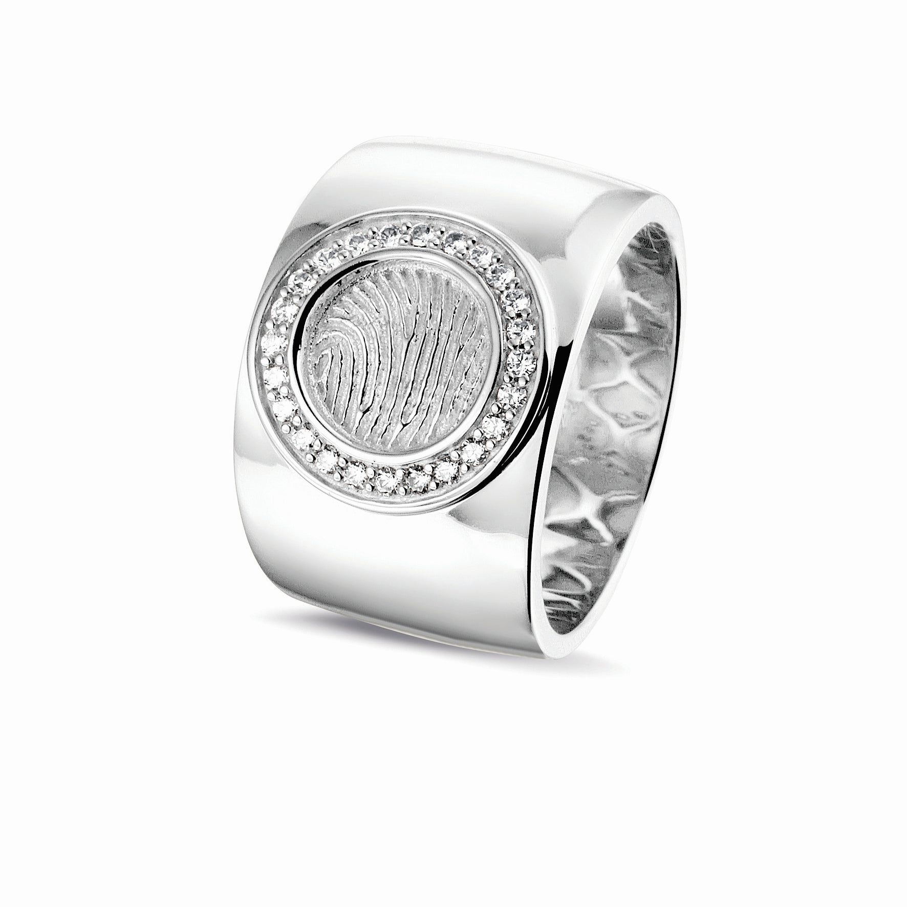 Ring 14 KT witgoud met rond vlak aan de bovenzijde voorzien van een vingerafdruk afgewerkt aan de randen met zirkonia's. gedenksieraad.