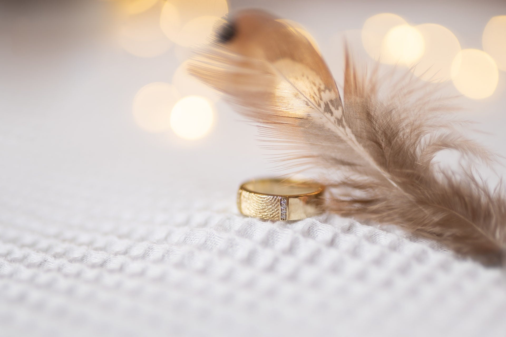 Ring 7 mm met een rechthoekig vlak aan de bovenzijde voorzien van een vingerafdruk, afgewerkt aan de randen met zirkonia's. alle