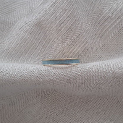 Gedenksieraad, ring 3 mm rondom zichtbaar gevuld met as of haar. De asring is leverbaar in zilver en in geelgoud/witgoud en roségoud.  Alle