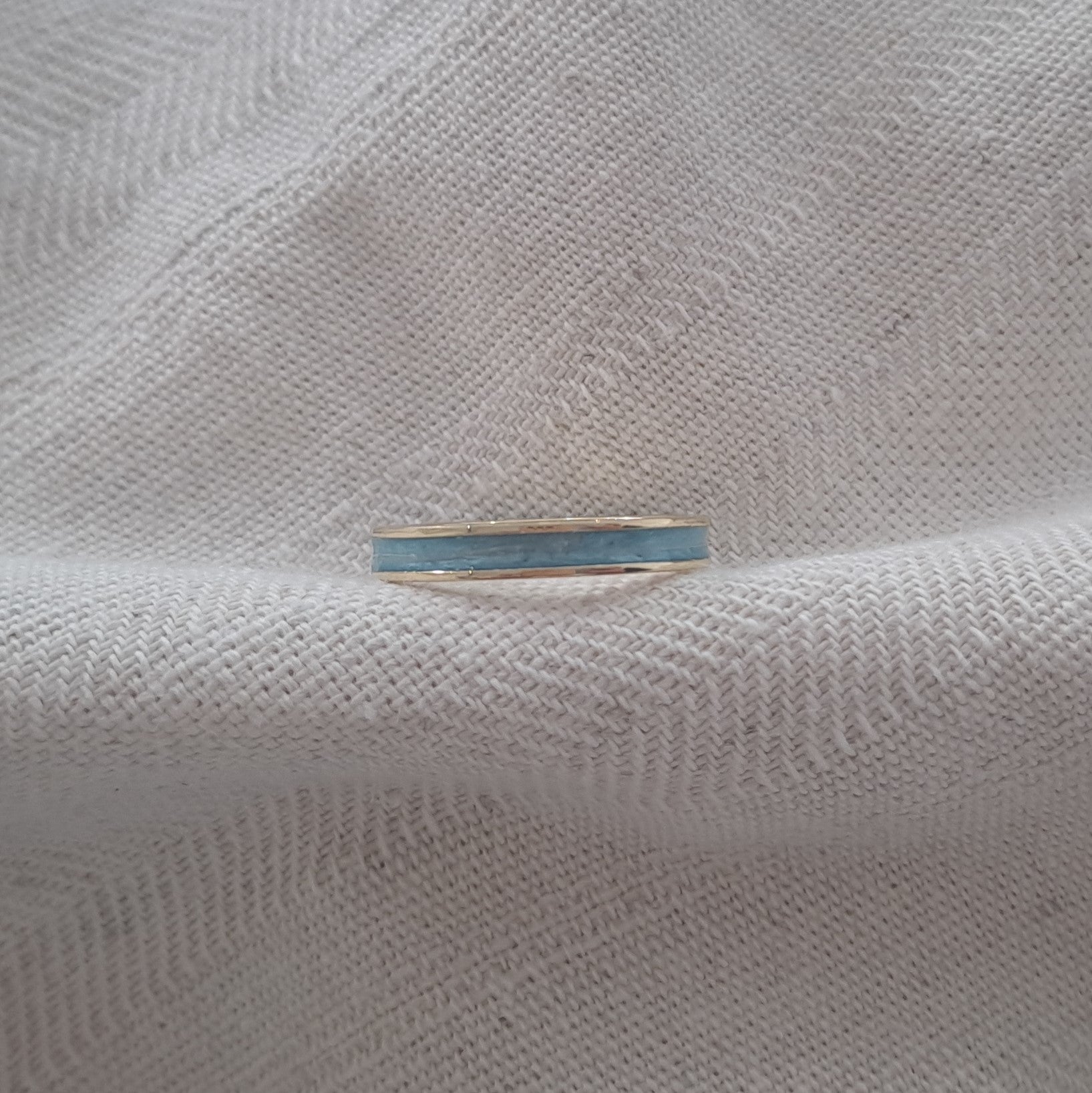 Gedenksieraad, ring 3 mm rondom zichtbaar gevuld met as of haar. De asring is leverbaar in zilver en in geelgoud/witgoud en roségoud.  Alle