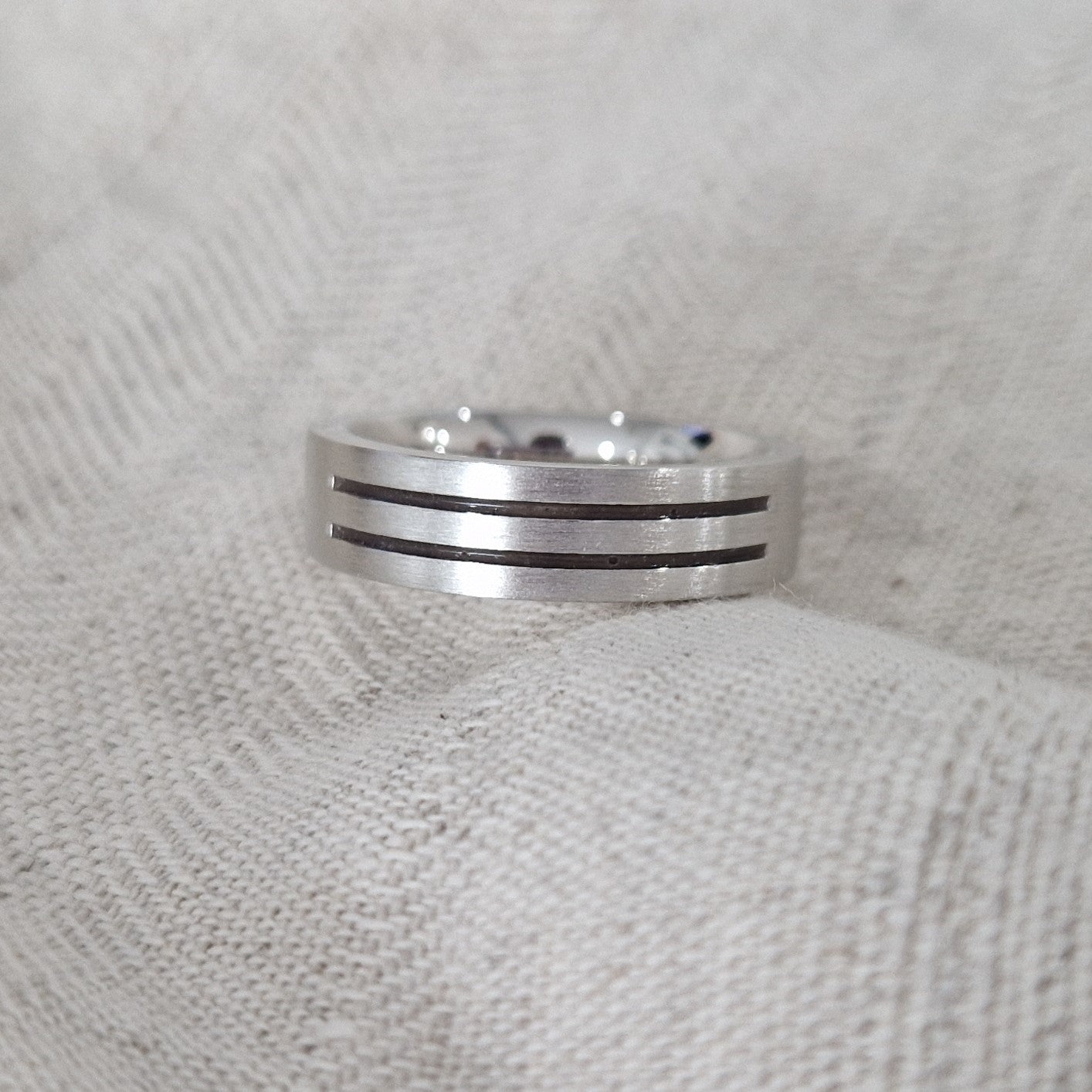 Ring als gedenksieraad 6 mm breed met twee langwerpige strepen waar as of haar  in verwerkt wordt. Alle