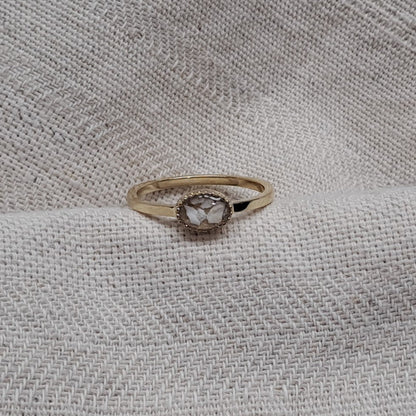 Gedenksieraad, ring met een hartje er boven op , waar zichtbaar as of haar  in verwerkt wordt. De asring is leverbaar in zilver en geelgoud/witgoud en roségoud. Alle
