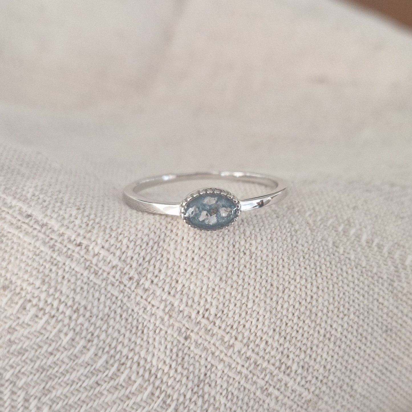 Gedenksieraad, ring met een hartje er boven op , waar zichtbaar as of haar  in verwerkt wordt. De asring is leverbaar in zilver en geelgoud/witgoud en roségoud. Alle