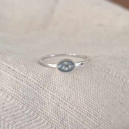 Gedenksieraad, ring met een hartje er boven op , waar zichtbaar as of haar  in verwerkt wordt. De asring is leverbaar in zilver en geelgoud/witgoud en roségoud. Alle