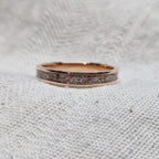 Gedenksieraad, ring 3 mm rondom zichtbaar gevuld met as of haar. De asring is leverbaar in zilver en in geelgoud/witgoud en roségoud.  Alle