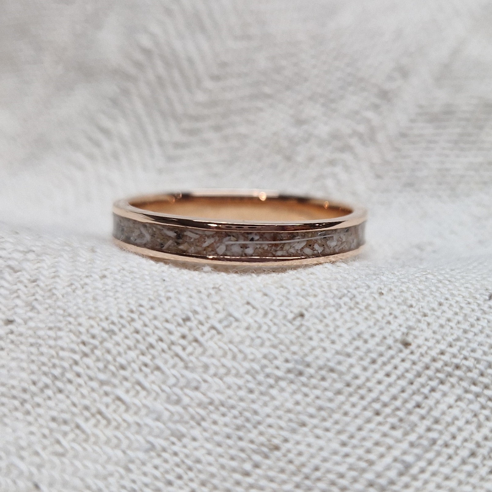 Gedenksieraad, ring 3 mm rondom zichtbaar gevuld met as of haar. De asring is leverbaar in zilver en in geelgoud/witgoud en roségoud.  Alle