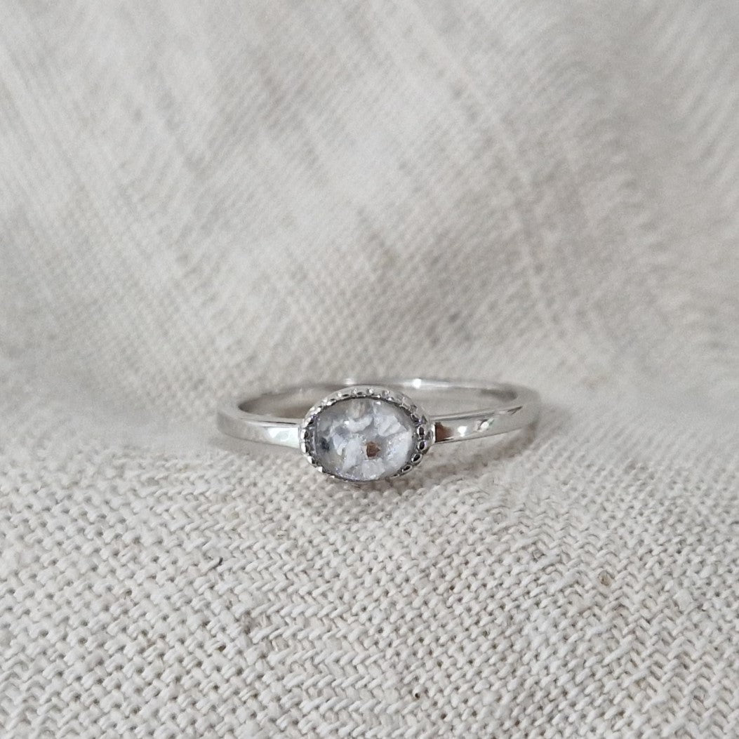 Gedenksieraad, ring met een hartje er boven op , waar zichtbaar as of haar  in verwerkt wordt. De asring is leverbaar in zilver en geelgoud/witgoud en roségoud. Alle