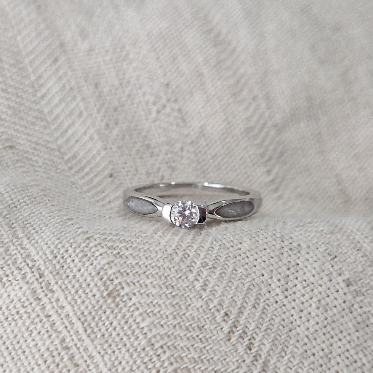  Gedenksieraad, ring 3 mm met edelsteen naar keuze, geflankeerd door twee compartimenten waar zichtbaar as of haar  in verwerkt wordt.alle