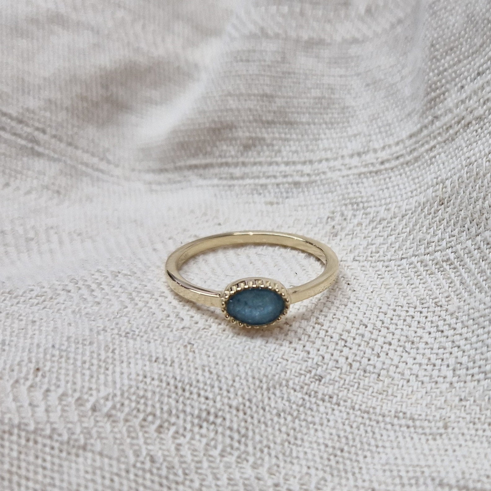 Gedenksieraad, ring met een hartje er boven op , waar zichtbaar as of haar  in verwerkt wordt. De asring is leverbaar in zilver en geelgoud/witgoud en roségoud. Alle