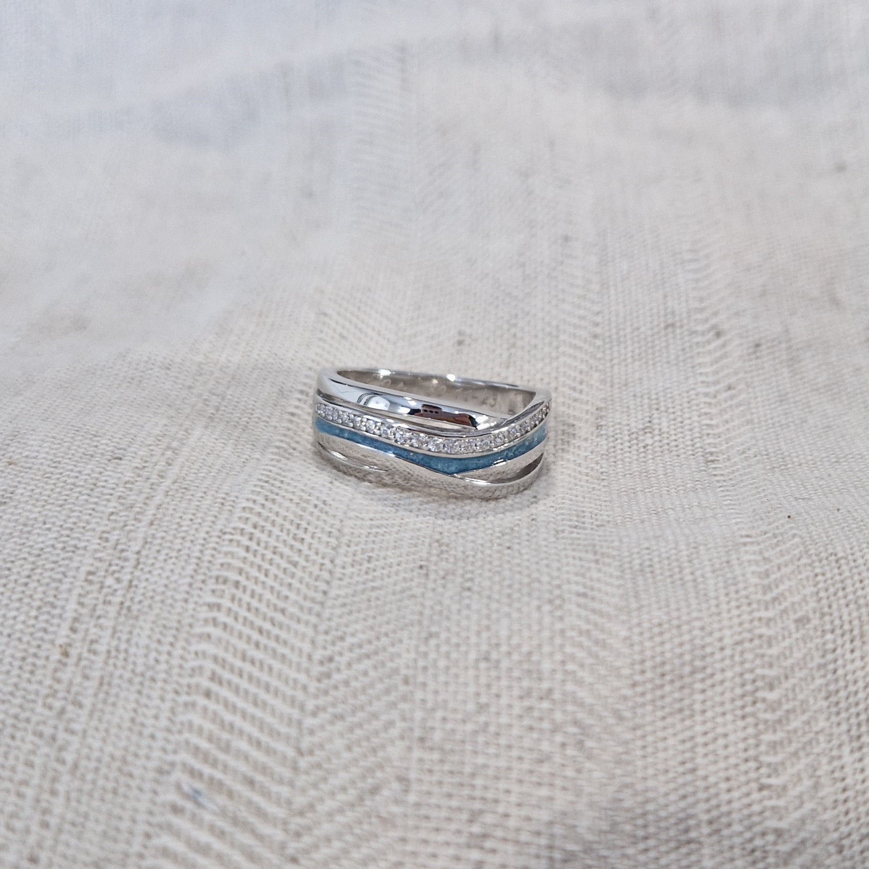 Gedenksieraad, creatieve ring 8 mm waar aan de bovenzijde zichtbaar as of haar verwerkt wordt in een deel van de ringband, een andere band is gezet met zirkonia's of diamanten naar keuze.  Alle