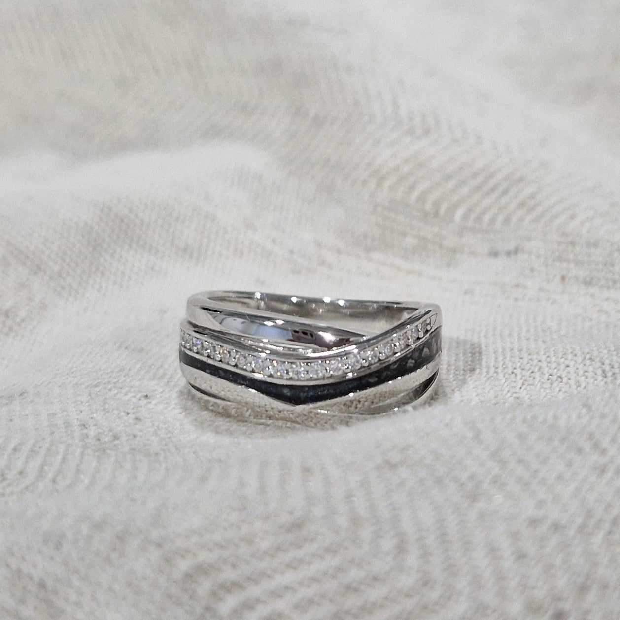 Gedenksieraad, creatieve ring 8 mm waar aan de bovenzijde zichtbaar as of haar verwerkt wordt in een deel van de ringband, een andere band is gezet met zirkonia's of diamanten naar keuze. alle