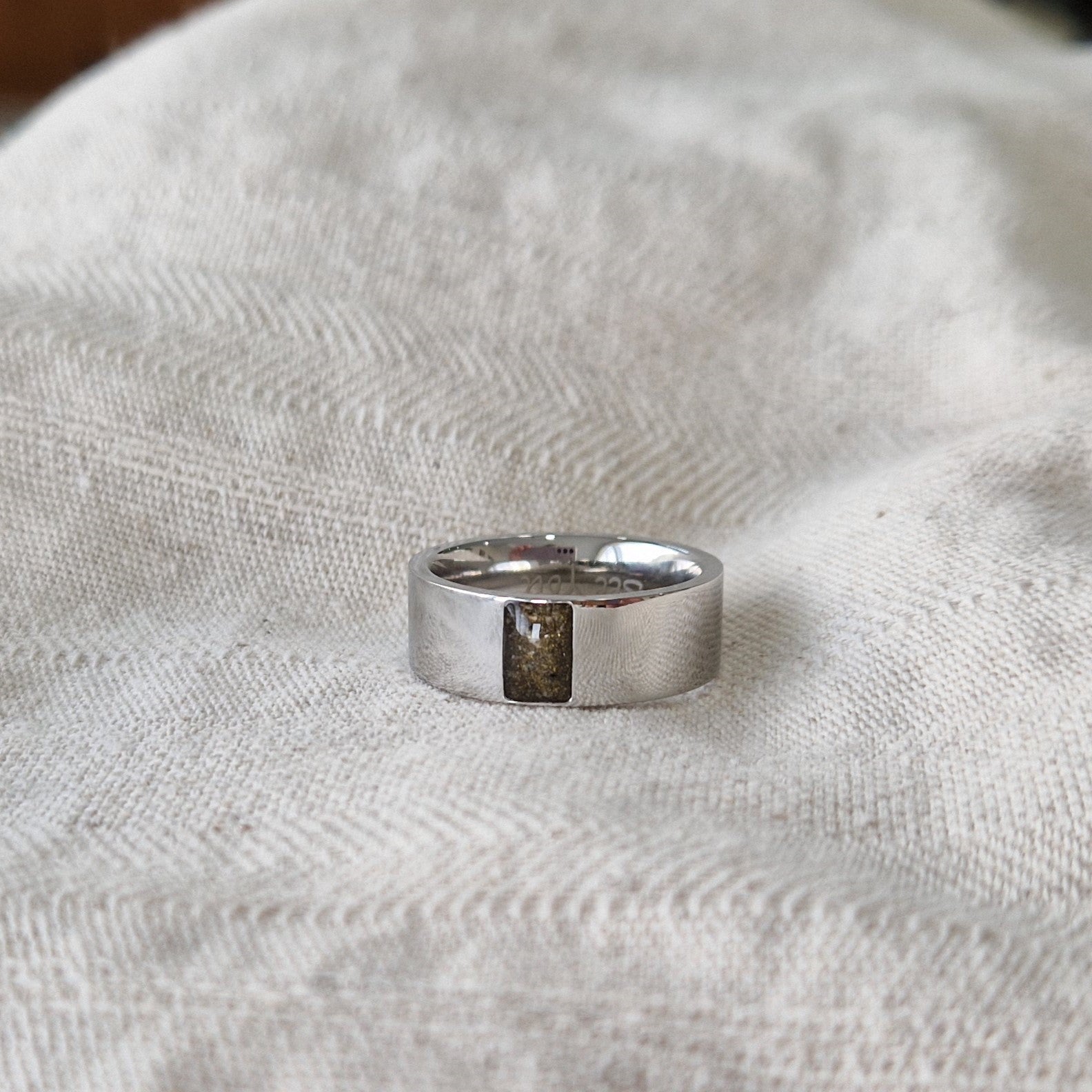 Ring als gedenksieraad 8 mm breed, glans afwerking met een rechthoekig vlak aan de voorzijde, waar as of haar  in verwerkt wordt. Alle