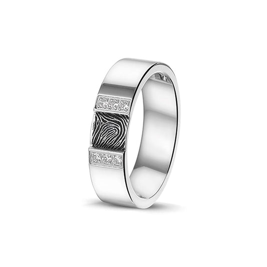 Ring 6 mm aan de bovenzijde voorzien van een vingerafdruk, aan beide zijdes afgewerkt met zirkonia's.  