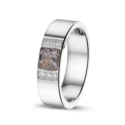 Ring als gedenksieraad 6 mm breed met een rechthoekig vlak aan de voorzijde, waar as of haar  in verwerkt wordt, aan beide zijden ingekleed door 6 stuks zirkonia's.