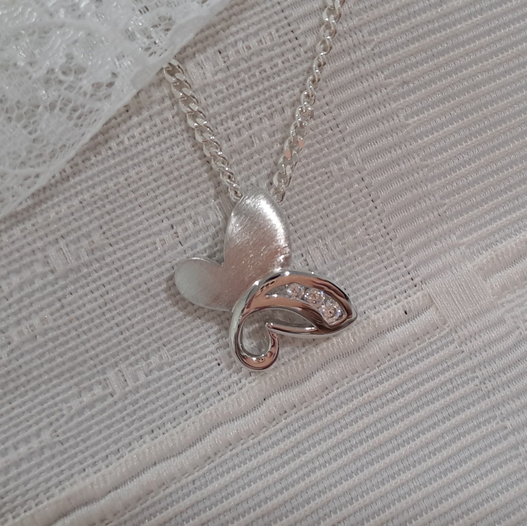 Ashanger vlinder, gedenksieraad, waar as en haar in verwerkt wordt.alle