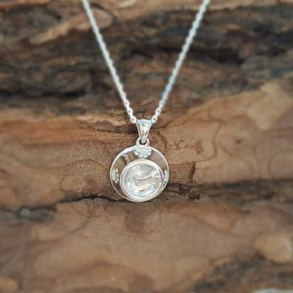Deze zilveren 925 sterling ashanger met pootafdruk kenmerkt zich door het fraai en speels ontworpen karakter. Dit gedenksieraad kan met as en ook met haar van je huisdier gevuld worden. 
