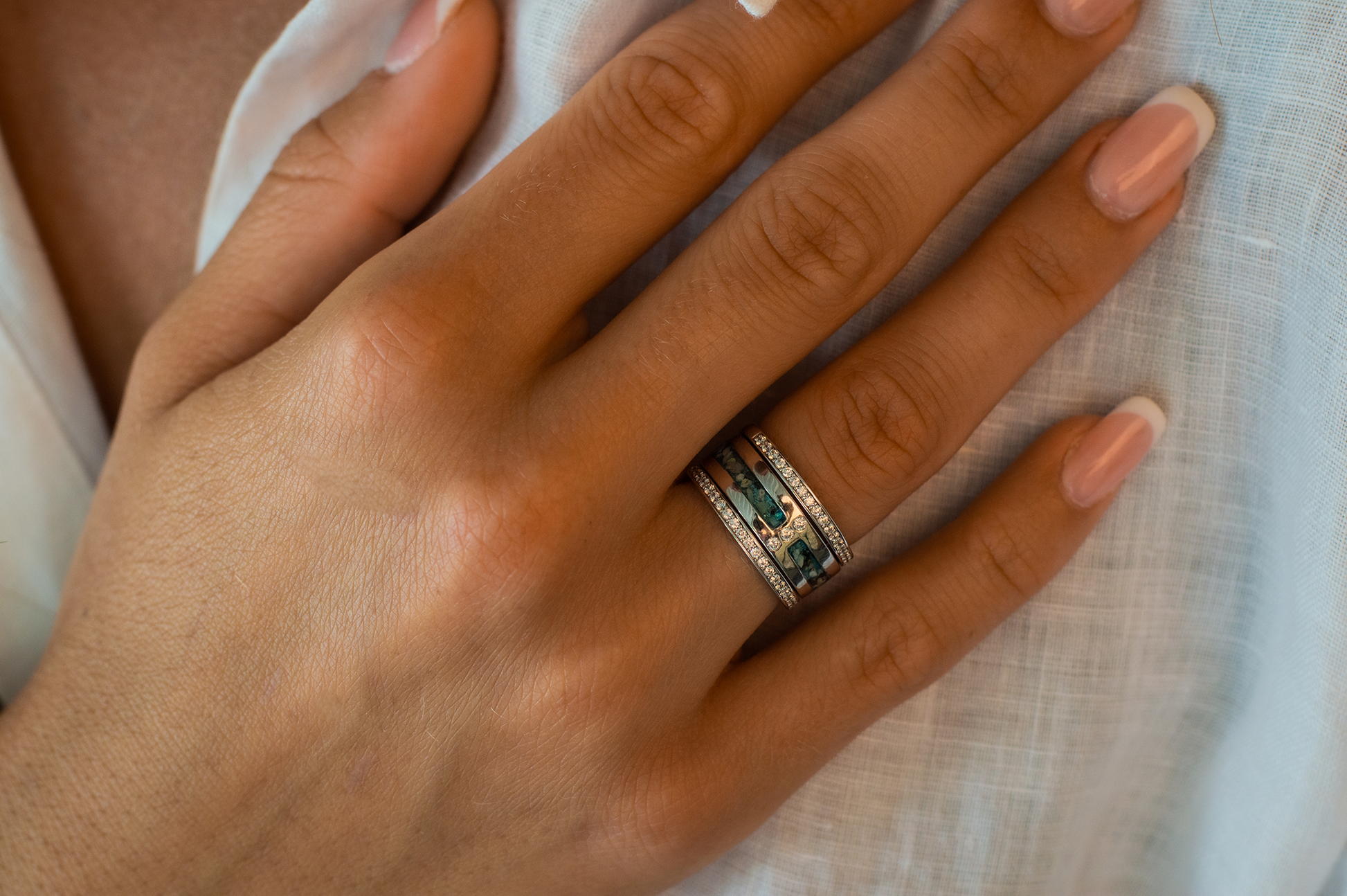 Asring 6 mm uit onze serie gedenksieraden, waar zichtbaar as of haar verwerkt wordt in twee separate compartimenten met in het midden drie stuks zirkonia's of diamanten naar keuze. Alle