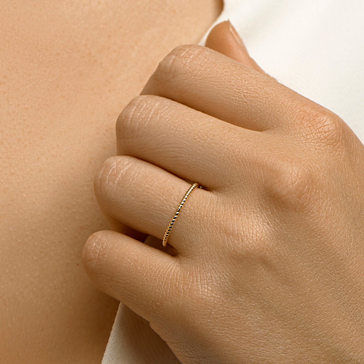 14 KT geelgouden stijlvolle aanschuifring die gedragen wordt in combinatie met andere ringen uit de collectie gedenksieraden. Alle