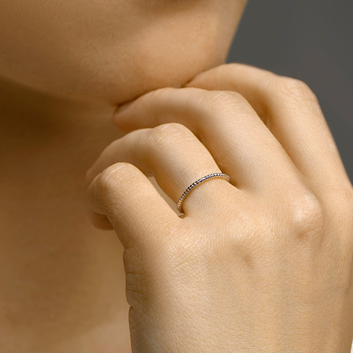 14 KT witgouden stijlvolle aanschuifring die gedragen wordt in combinatie met andere ringen uit de collectie gedenksieraden.alle