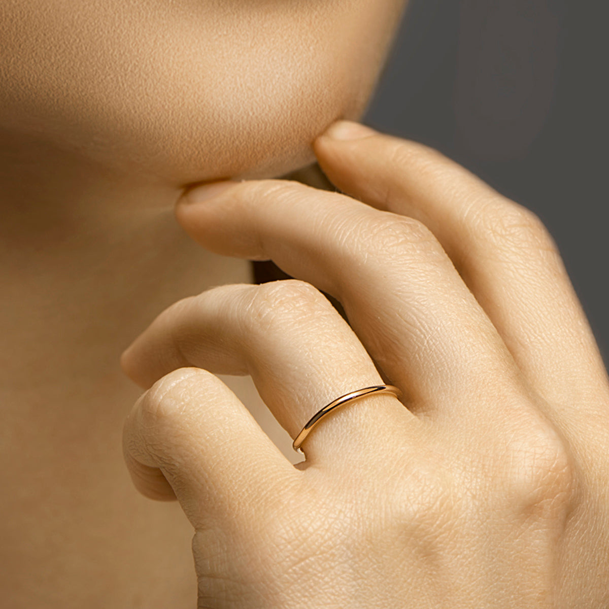 14 KT roségouden stijlvolle aanschuifring die gedragen wordt in combinatie met andere ringen uit de collectie gedenksieraden.alle