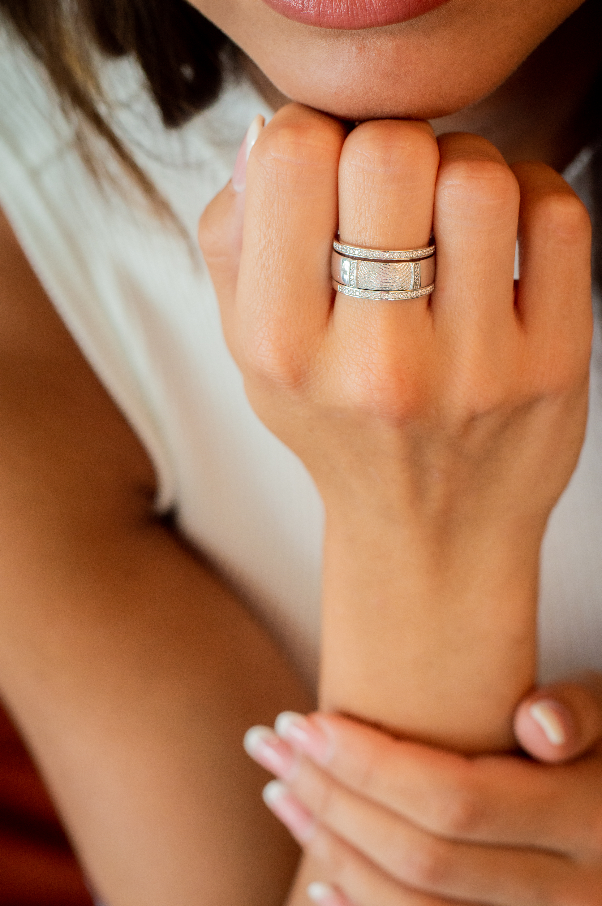 Aanschuifring met de bovenste helft gezet met zirkonia's. Trendy ring. Alle