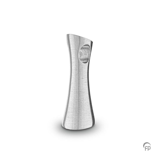 Hanger met in het midden een edelsteen in zilver uitgevoerd met zirkonia, in goud met diamant. De ashangers uit deze collectie gedenksieraden zijn zeer gevarieerd en eigentijds ontworpen.