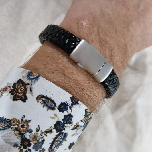 De lederen armband is voorzien van een 925 sterling zilveren sluiting en voorzien van een klein askamertje.alle