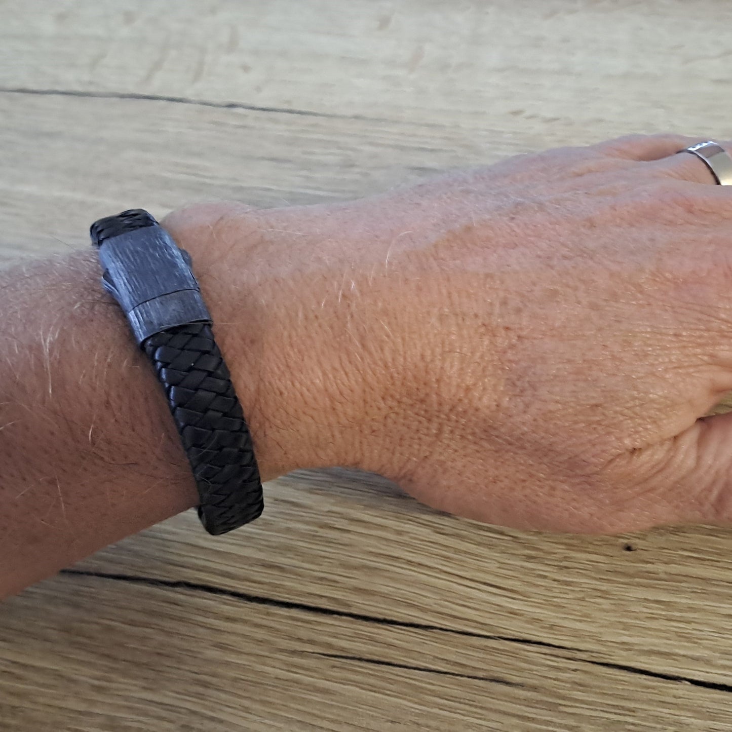 De lederen armband is voorzien van een 925 sterling zilveren sluiting en voorzien van een klein askamertje.alle