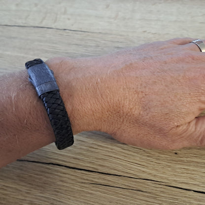 De lederen armband is voorzien van een 925 sterling zilveren sluiting en voorzien van een klein askamertje.alle