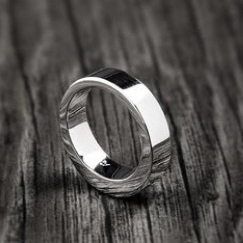 De asring heeft een subtiel weggewerkt askamertje, waar een symbolische hoeveelheid as of haar in kan bewaard worden. Alle