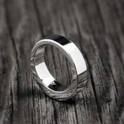De asring heeft een subtiel weggewerkt askamertje, waar een symbolische hoeveelheid as of haar in kan bewaard worden. Alle