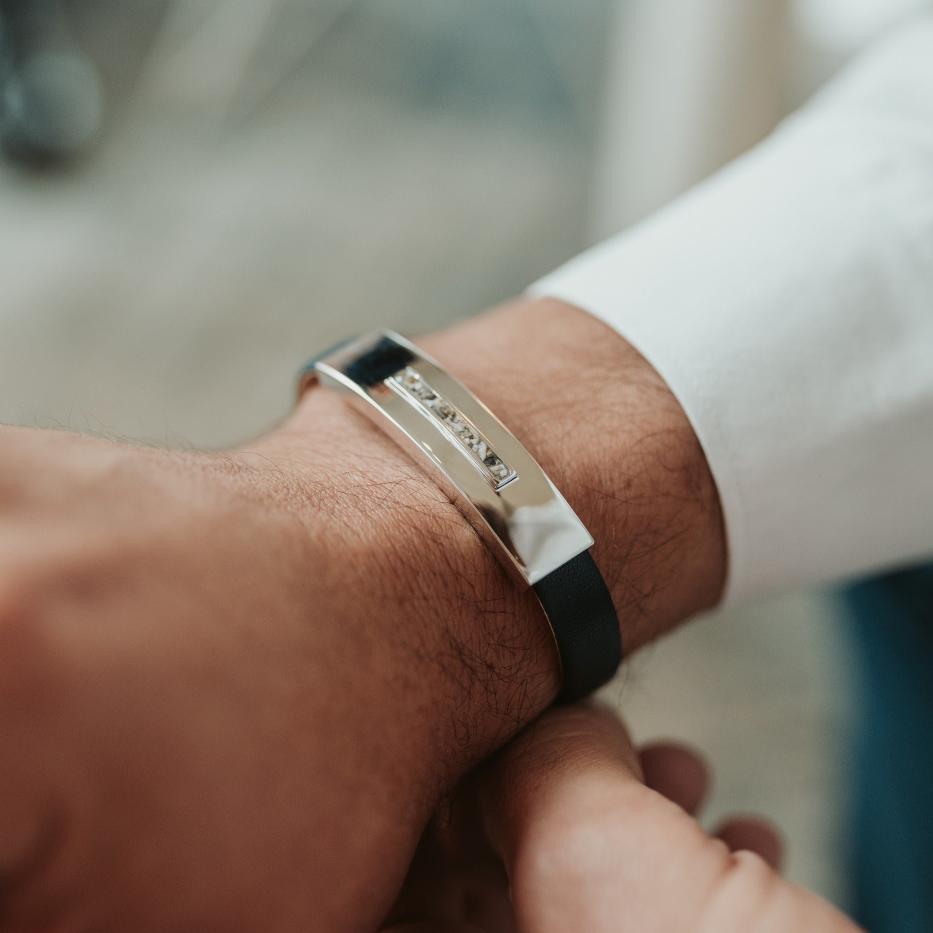 Lederen armband voorzien van as of haar in sluiting in zilver of goud.alle